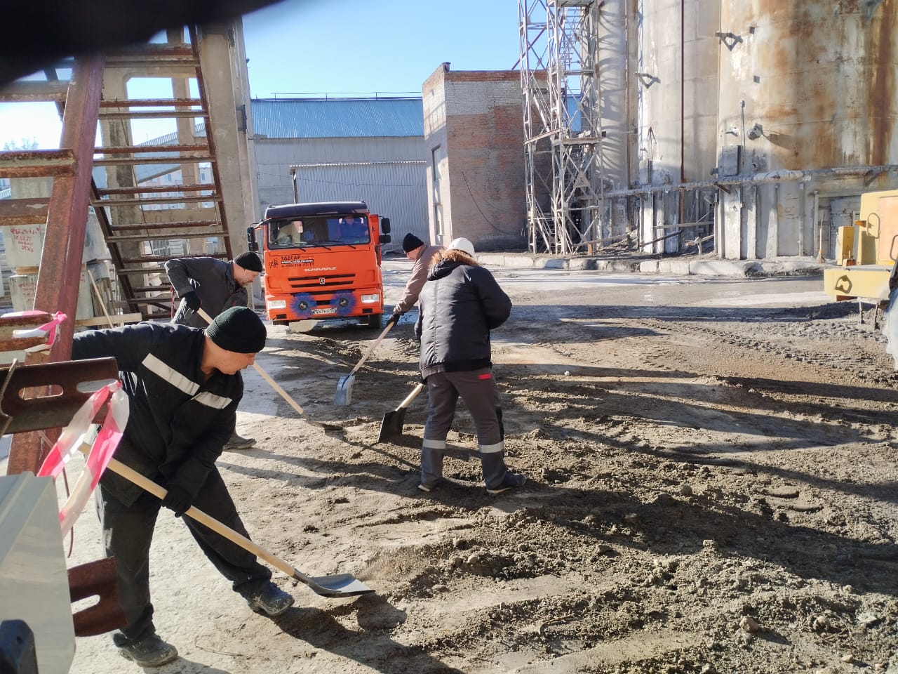 Не зря лопату назвали штыковой!