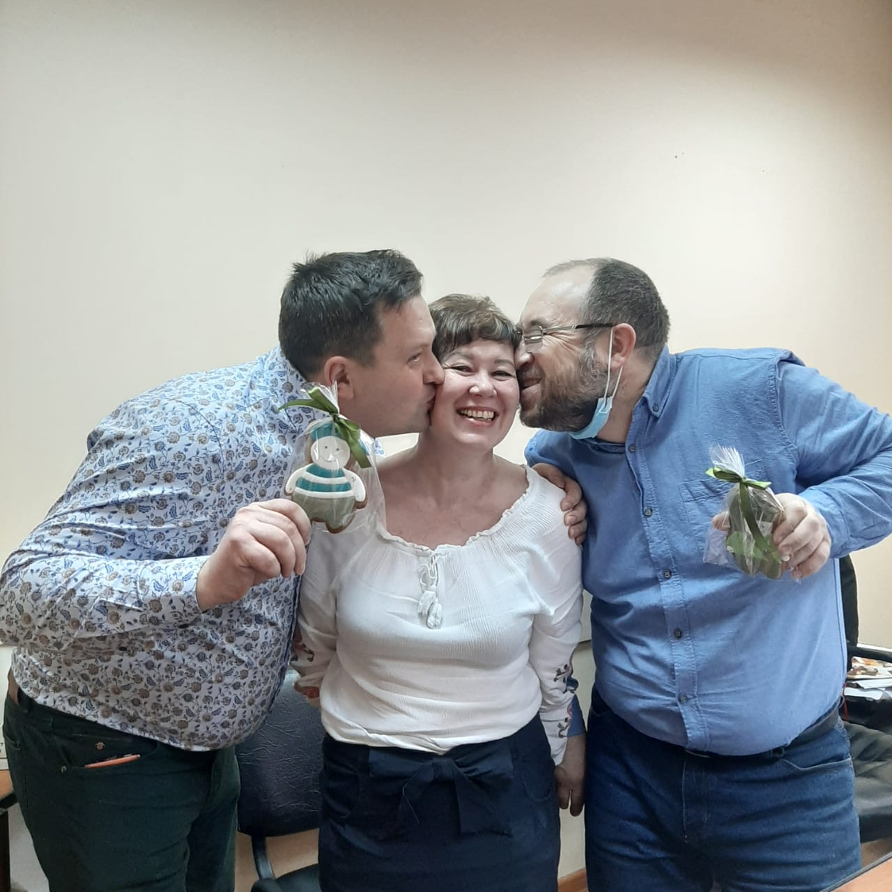 Защитники как могут выражают Нине свою благодарность